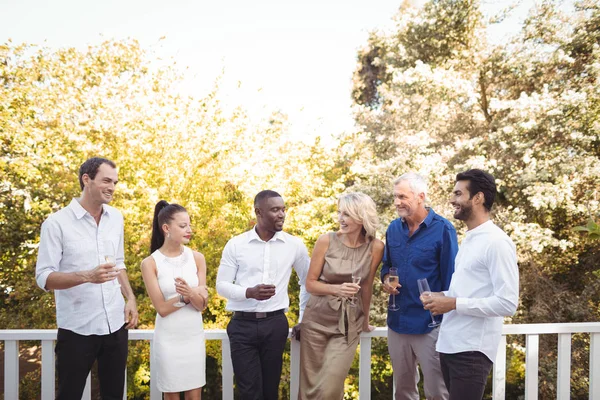 Freunde interagieren miteinander — Stockfoto