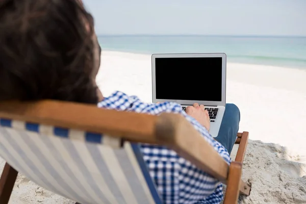 Człowiek za pomocą laptopa na plaży — Zdjęcie stockowe