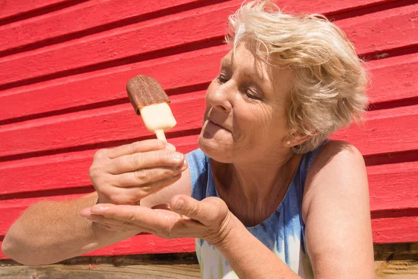 Senioren die ijs eten — Stockfoto