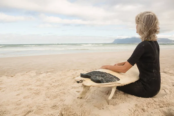 Frau mit Surfbrett am Strand — Stockfoto