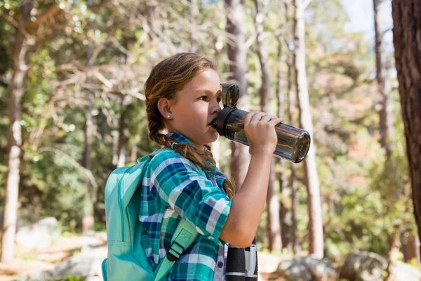 Meisje drinkwater in het bos — Stockfoto