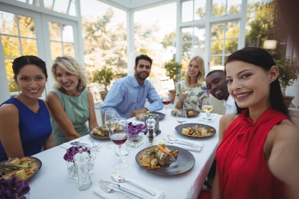 Friends taking selfie while having meal — Stock Photo, Image
