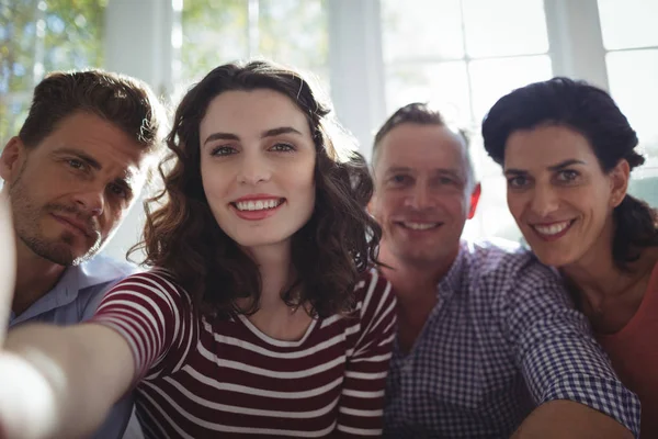 Grupo de amigos sentados juntos — Fotografia de Stock