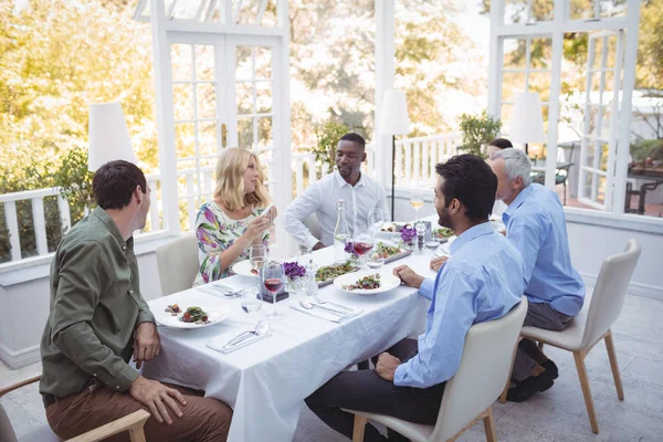 Gruppe von Freunden beim gemeinsamen Essen — Stockfoto