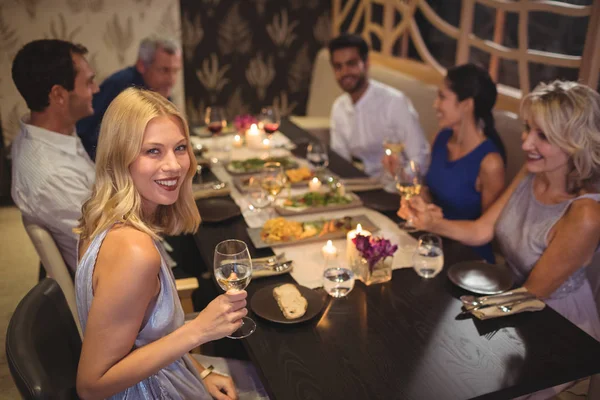 Mulher tendo champanhe com seus amigos — Fotografia de Stock