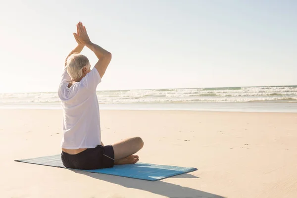 Hombre mayor haciendo yoga —  Fotos de Stock