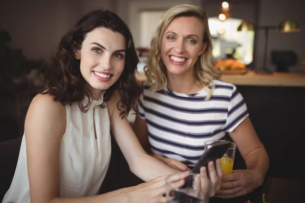 Mujeres jóvenes usando teléfono móvil —  Fotos de Stock