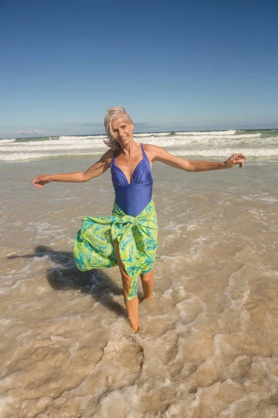 Femme marchant sur le rivage contre le ciel clair — Photo