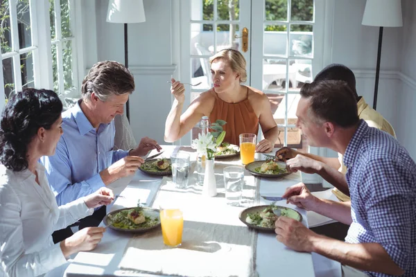 Gruppe von Freunden beim Essen — Stockfoto