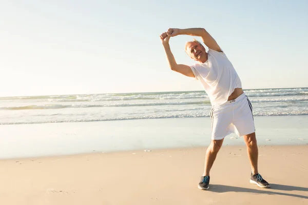 Senior mannen excising på sand — Stockfoto