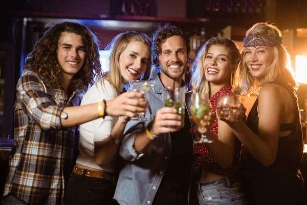 Retrato de amigos sosteniendo bebidas — Foto de Stock