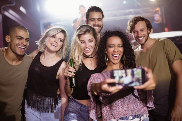 Amigos hablando selfie en discoteca — Foto de Stock
