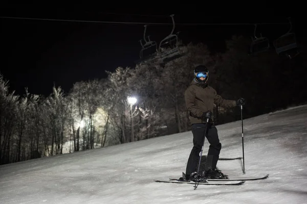 Esqui esquiador em alpes nevados — Fotografia de Stock