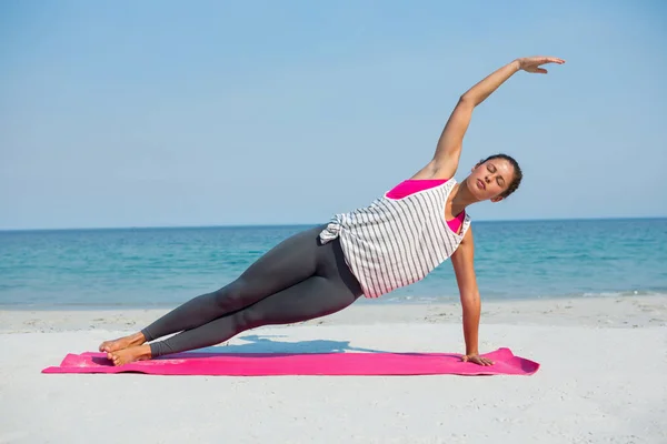 Γυναίκα με μάτια κλειστά εξάσκηση γιόγκα στην παραλία — Φωτογραφία Αρχείου
