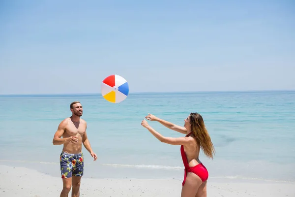 Pareja jugando con pelota de playa —  Fotos de Stock