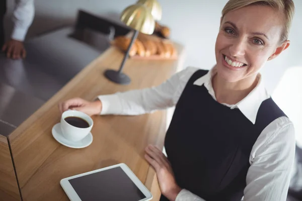 Leende servitris på counter — Stockfoto