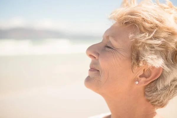 Nahaufnahme einer Seniorin mit geschlossenen Augen — Stockfoto