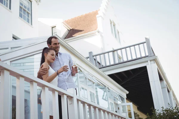 Casal tendo champanhe na varanda — Fotografia de Stock