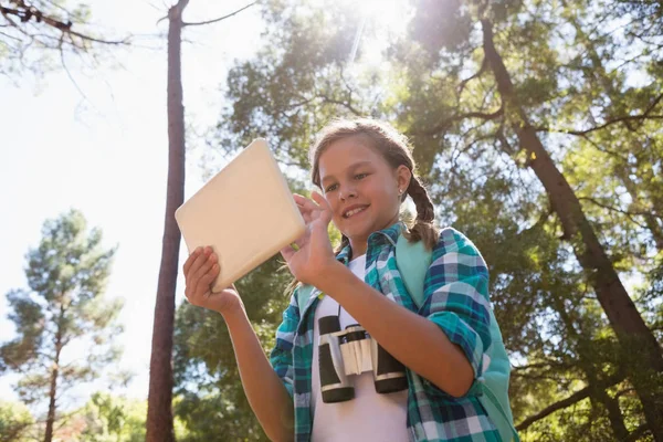 Dziewczyna przy użyciu cyfrowego tabletu w lesie — Zdjęcie stockowe