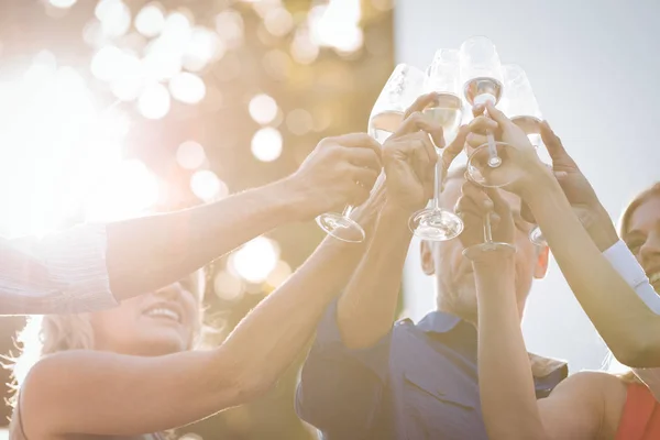 Amigos brindar copos de champanhe — Fotografia de Stock