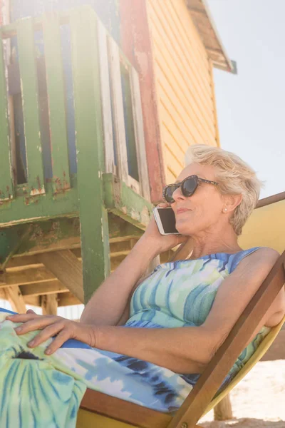 Mulher sênior falando no smartphone — Fotografia de Stock