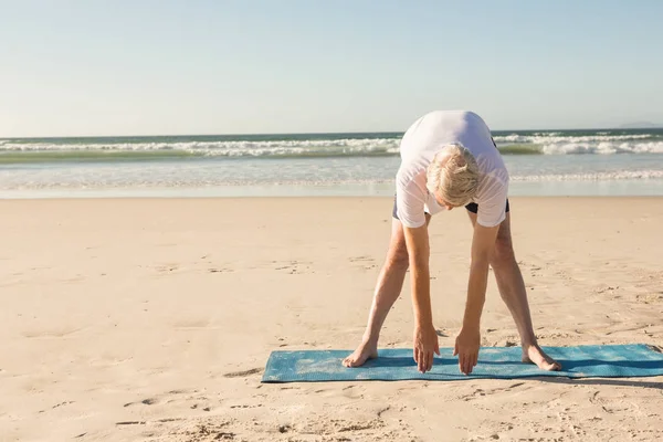 Człowieka, ćwiczenia na plaży — Zdjęcie stockowe