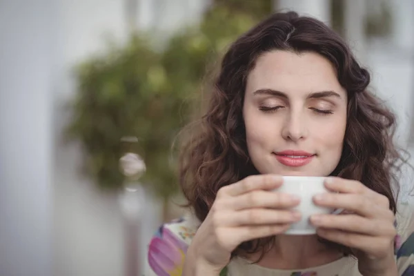 Hermosa mujer tomando café —  Fotos de Stock