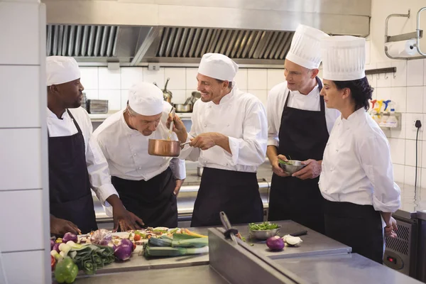 Koch probiert Essen in der Küche — Stockfoto