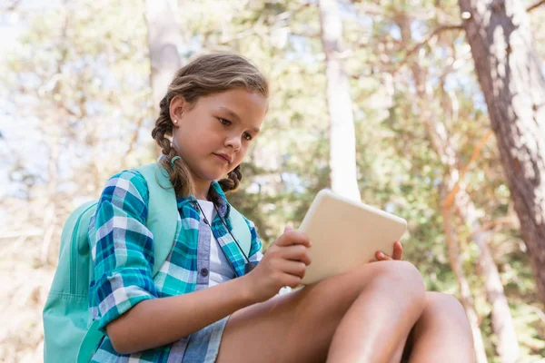 Mädchen mit digitalem Tablet — Stockfoto