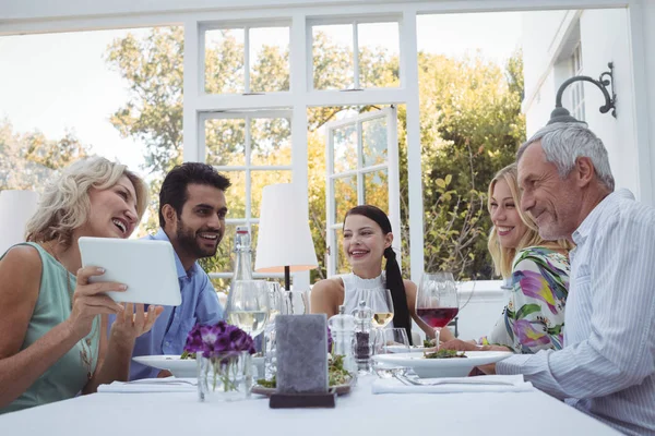 Grupo de amigos interactuando entre sí — Foto de Stock