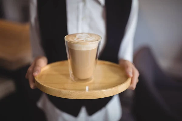 Garçonete segurando bandeja com vidro de café — Fotografia de Stock