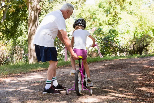 Παππού διδασκαλία εγγονή πώς να οδηγούν με ποδήλατο — Φωτογραφία Αρχείου