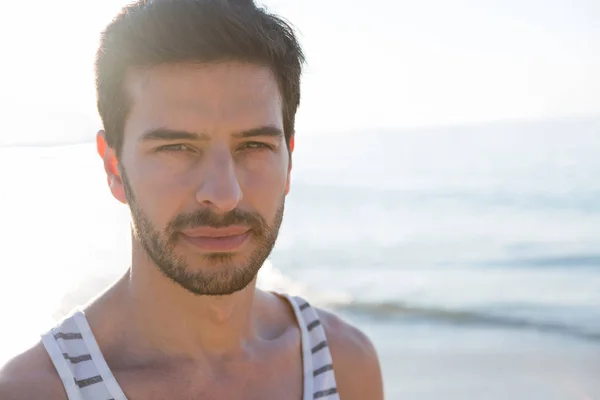 Portret van een jonge man op strand — Stockfoto