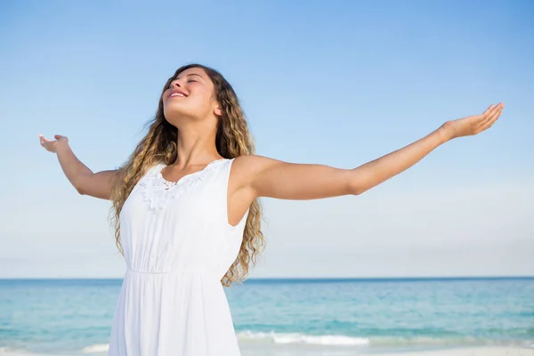 Mujer sonriente con los brazos extendidos — Foto de Stock