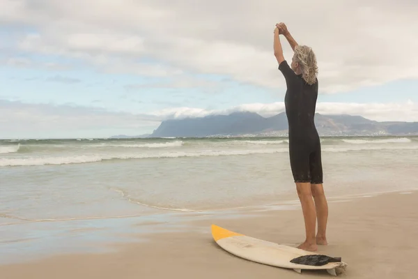 Frau mit Surfbrett am Strand — Stockfoto