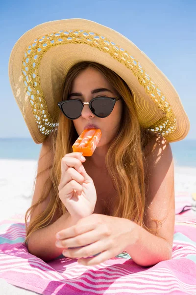 Mulher comendo Popsicle na praia — Fotografia de Stock