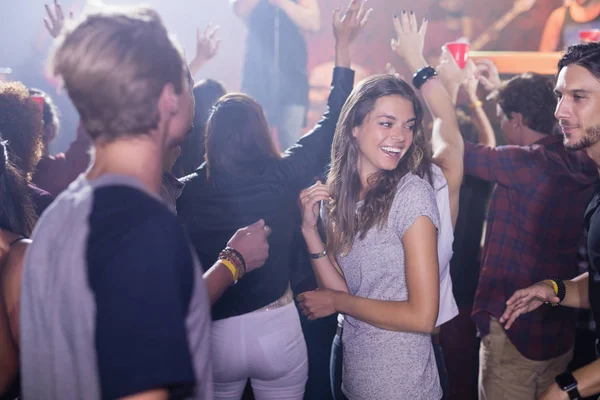 Люди танцуют в ночном клубе — стоковое фото