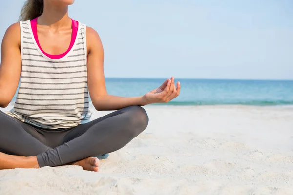 Femme pratiquant le yoga à la plage — Photo