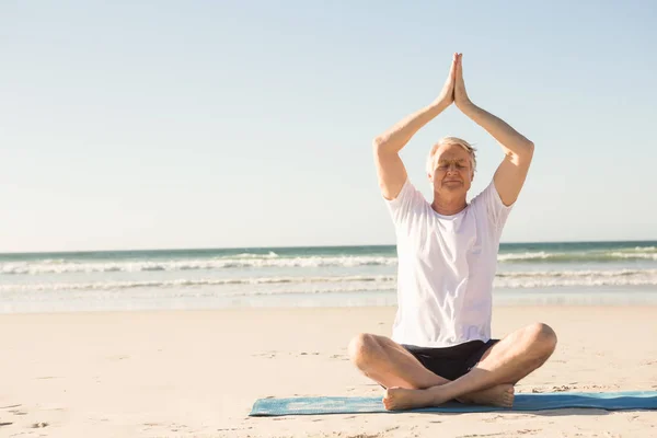 Komuta sizde yoga yaparken — Stok fotoğraf