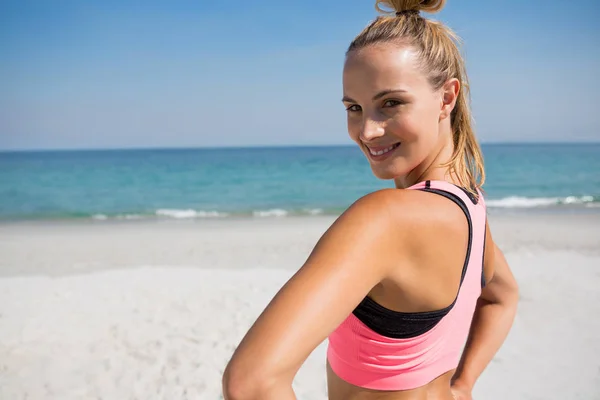 Portret kobiety w wykonywaniu na plaży — Zdjęcie stockowe