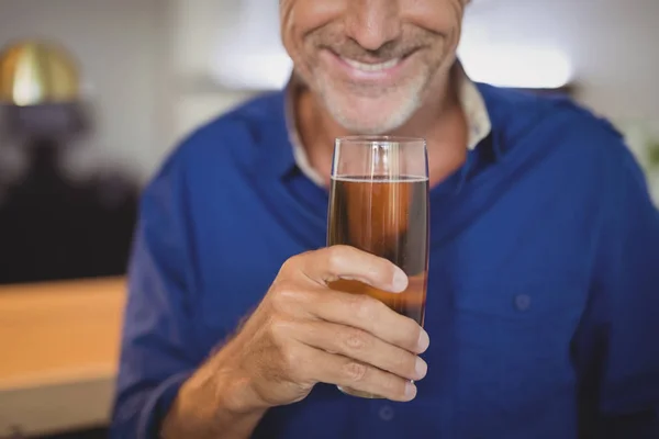 Mogen man med ett glas öl — Stockfoto