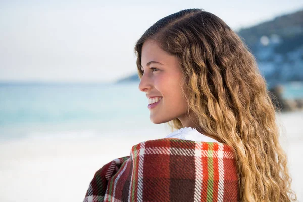 Heureuse femme réfléchie à la plage — Photo