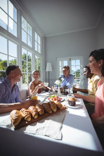 Amigos interactuando mientras desayunan —  Fotos de Stock