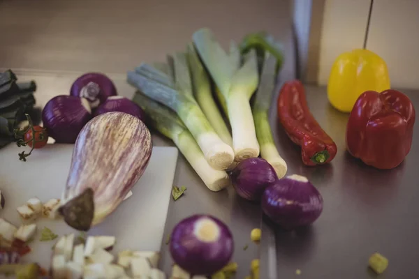 Legumes na bancada da cozinha — Fotografia de Stock