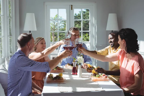 Amigos brindar copas de vino tinto —  Fotos de Stock