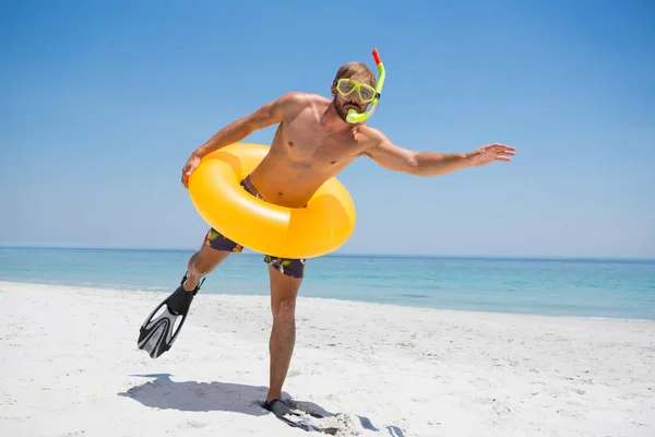 Mannen med snorkel bär uppblåsbar ring — Stockfoto