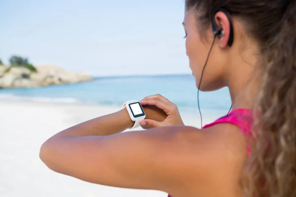 जॉगिंग करताना स्मार्ट घड्याळ वापरणारी स्त्री — स्टॉक फोटो, इमेज