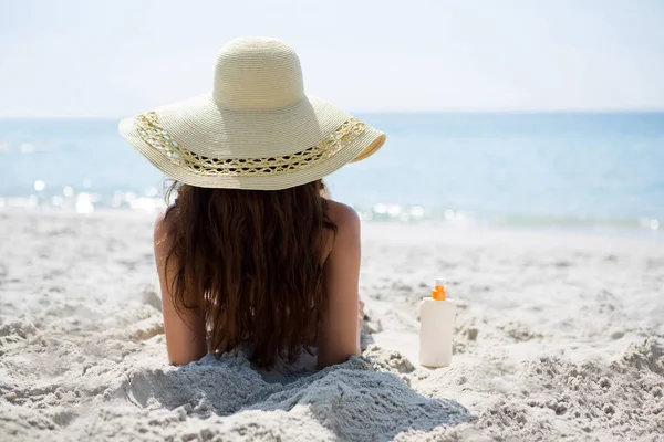 Bakifrån av kvinna avkopplande på stranden — Stockfoto