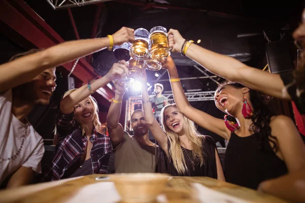 Amigos brindar copos de cerveja — Fotografia de Stock
