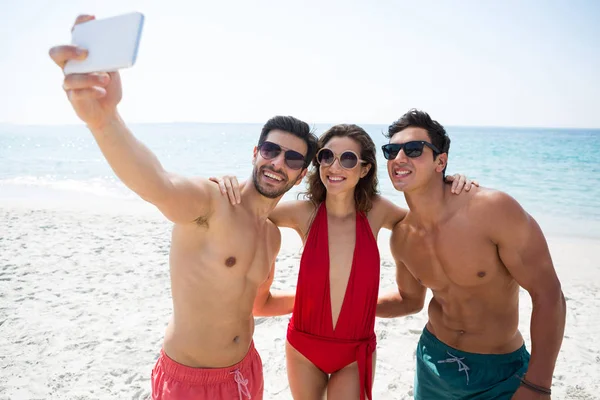 Amigos tomando selfie —  Fotos de Stock